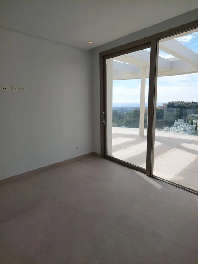 Espectacular Ático de Lujo con solarium, piscina privada y vistas al mar. 4 dormitorios y 4 baños. Benahavis — 22