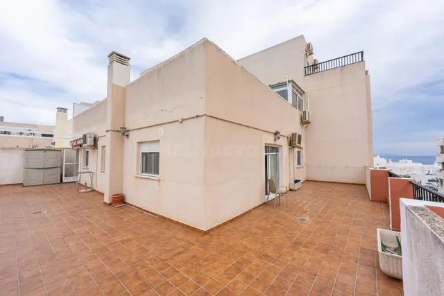 Ático Exclusivo en Roquetas de Mar con Amplia Terraza y Pisc - foto 4