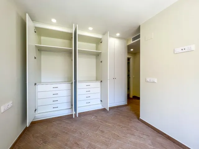 Piso de reciente construcción en alquiler en Avda. Ausias March — 18