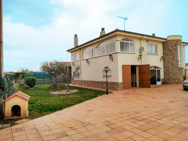 Urbis te ofrece un chalet independiente en venta en Castella - foto 2