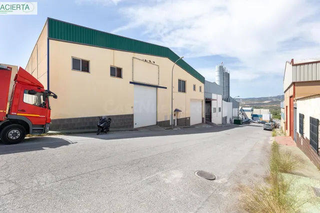 SE VENDE Nave Industrial en Dúrcal con Instalaciones Complet