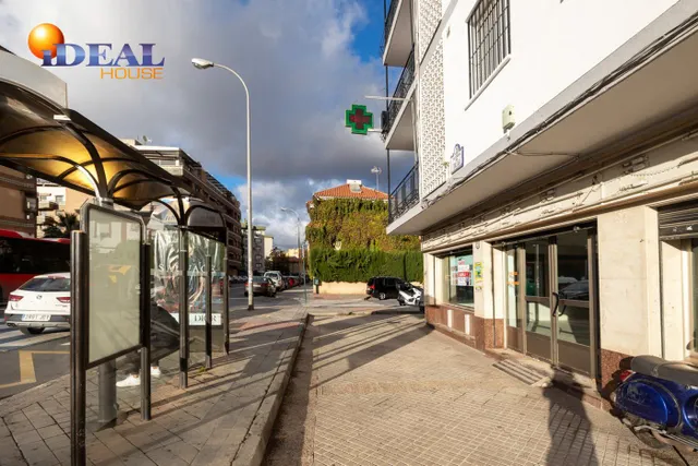 Localazo en esquina con mas de 30 de fachada. Avd de Dilar junto ambulatorio del Zaidín — 2