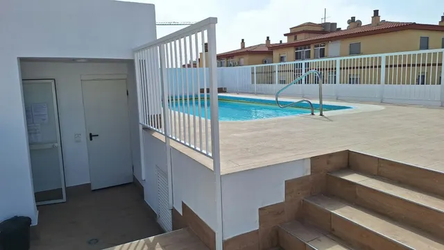 PISO EN MUY BUEN ESTADO DE CONSERVACIÓN CON PISCINA COMUNITARIA Y GARAJE EN EL MISMO EDIFICIO — 27