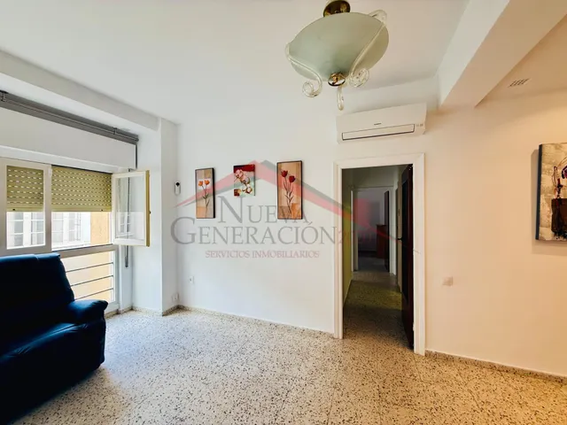 PISO AMPLIO Y LUMINOSO — 12