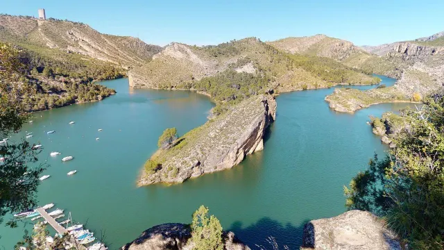 Parcela de 801m2 prácticamente llana, con muy buenas vistas — 12