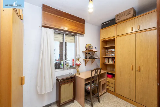 Camino de Ronda. Piso en planta alta con 5 dormitorios, garaje y trastero, calefacción central. — 22