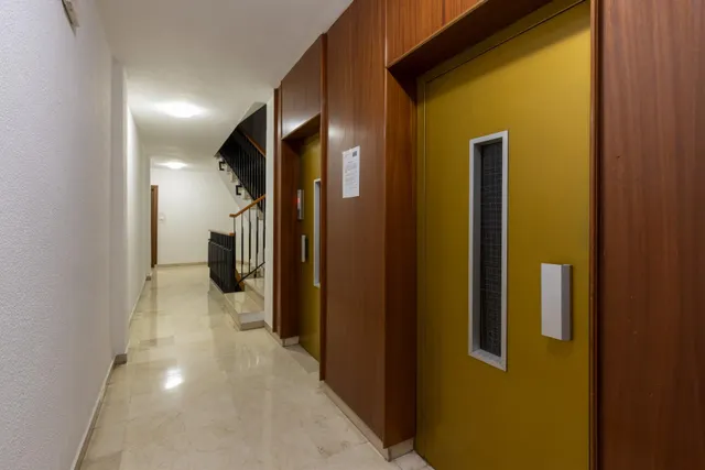 Piso en venta en pleno centro de Granada – Planta alta, garaje y gran potencial de reforma — 45