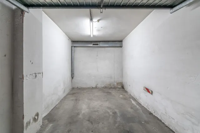 Amplia Plaza de Garaje Cerrada en Ubicación Estratégica — 16