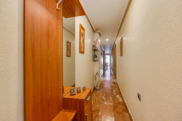 Amplio piso con 4 dormitorios, terraza y garaje en el centro de Torrevieja — 24