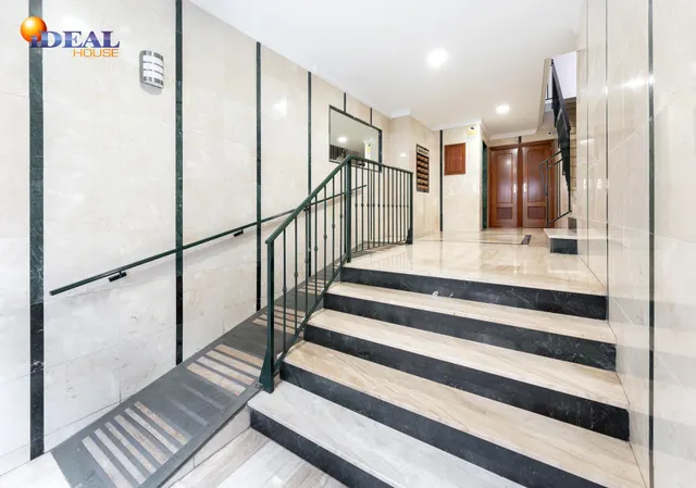 ¡Oportunidad única! Ático de 4 dormitorios y 2 baños con gran terraza frente al Colegio Agustinos (Arabial) — 26