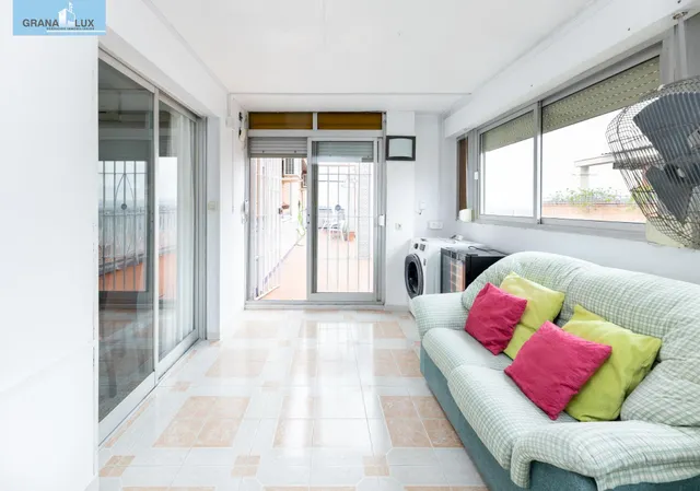 ¡Oportunidad única! Ático de 4 dormitorios y 2 baños con gran terraza frente al Colegio Agustinos (Arabial) — 12