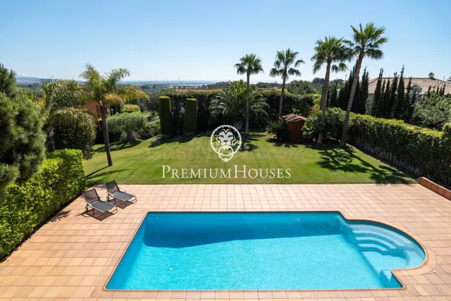 Villa exclusiva con doble parcela y vistas al mar - foto 2