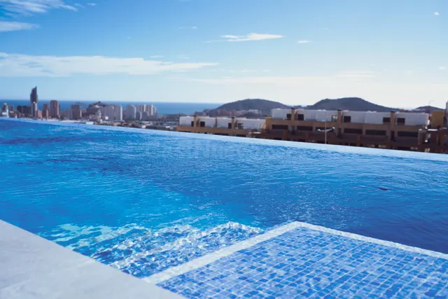 Exclusiva villa contemporánea con piscina infinity y vistas  - foto 5