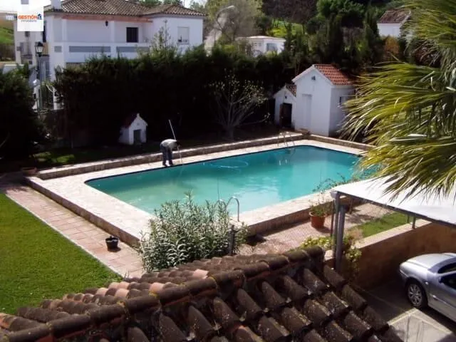 Casa independiente en parcela de 975 m2 con piscina — 6
