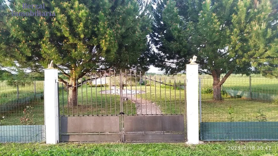 Finca rústica, vallada con agua de pozo, luz con generador.