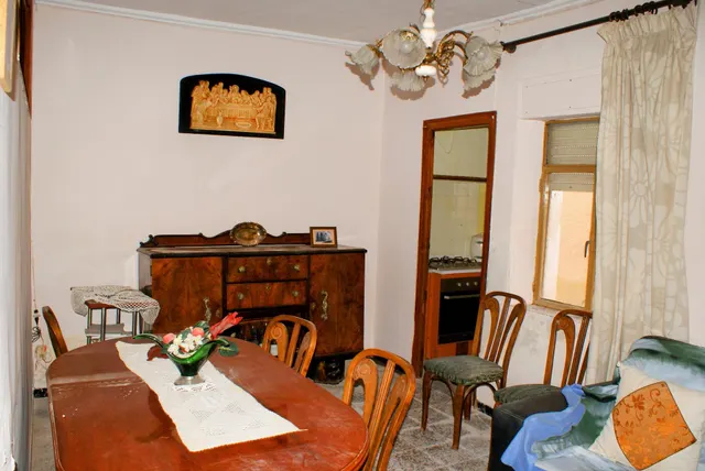 Amplia casa con patio interior en Font de la Figuera — 20