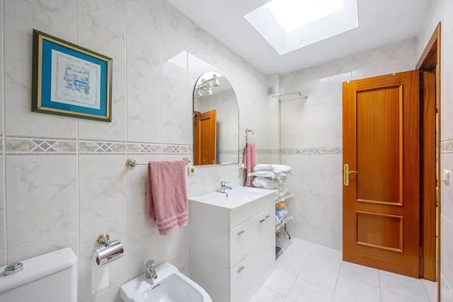 Gran casa unifamiliar con piscina privada, 4 dormitorios y semisótano. — 21