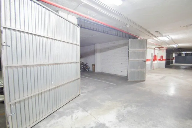Se vende plaza de aparcamiento cerrada junto Alhamar — 8