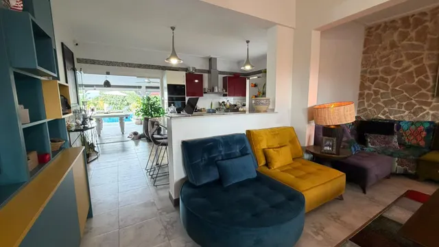 VILLA DE 4 DORMITORIOS Y 3 BAÑOS. PARCELA DE 1.850 M2. CON PISCINA CLIMATIZADA Y CASA DE INVITADOS INDEPENDIENTE EN CATRAL. — 19