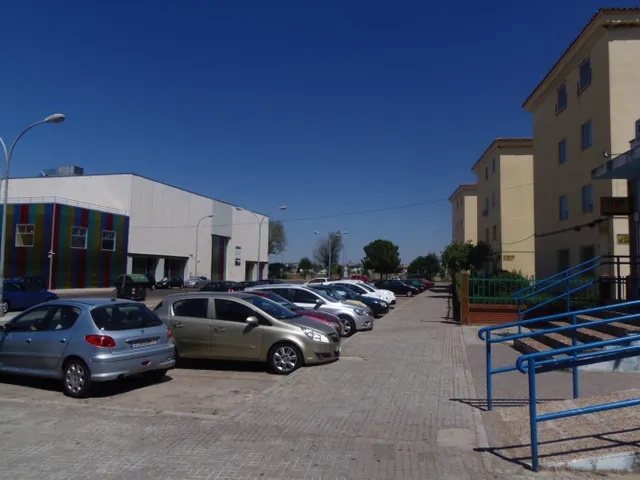LOCAL ACONDICONADO  DE 400MTRS NECESITA REFORMAS SE DA CARENCIA, BIEN SITUADO  ES PLANTA SEMI SOTANO, CON OFICINAS Y BAÑOS, ZONA LA PAZ — 14