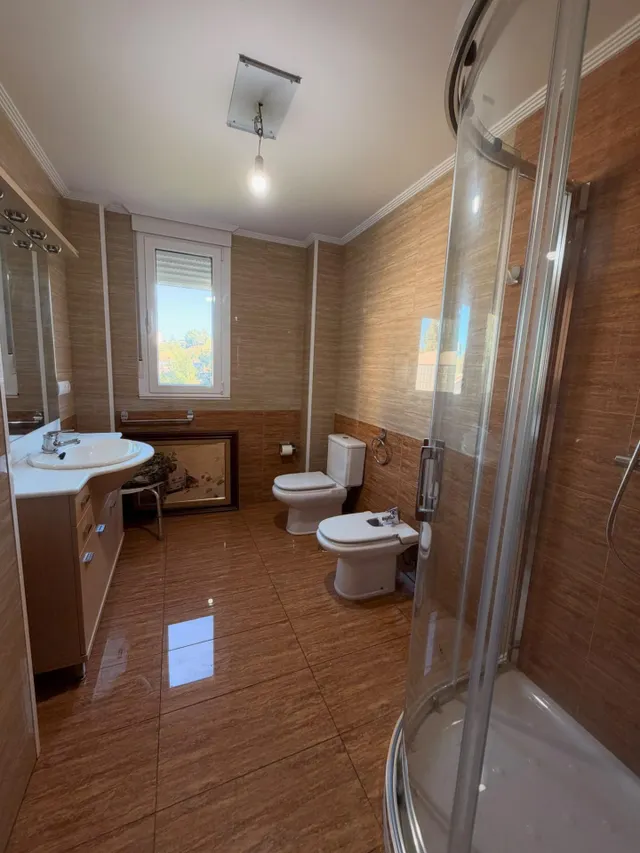 VENTA: Amplio Chalet en la Exclusiva Zona de Compostilla. — 12