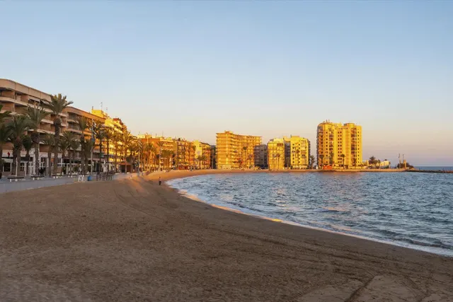 MAGNIFICA VIVIENDA EN PRIMERA LINEA DE PLAYA Y CON PISCINA COMUNITARIA, IDEAL PARA VIVIR TODO EL AÑO — 44