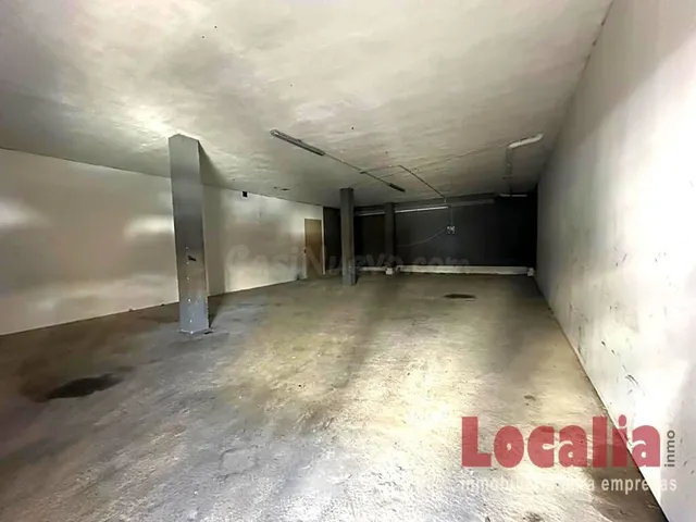 Local comercial con dos entradas en Torrelavega. — 6