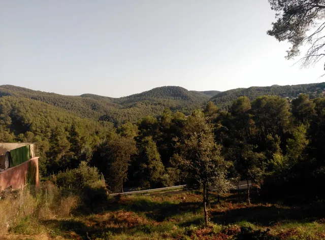 Espectacular terreno que da a dos calles, en Corbera de Llobregat, cerca Hotel Can Fisa. — 24