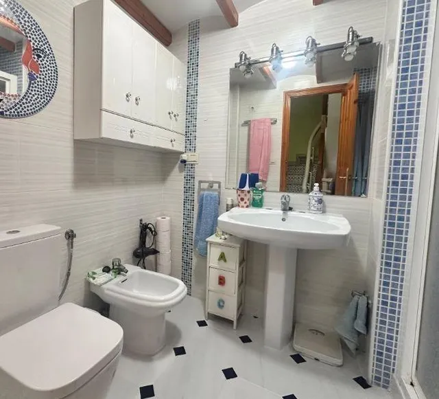 Bungalow con amplia terraza a pocos pasos de la playa y orientación Sur. — 27