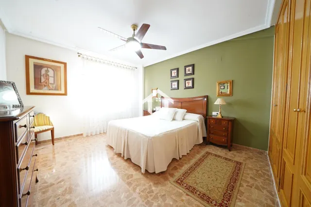 Chalet adosado con buhardilla en ciudad jardín de Alicante: garaje para 4 vehículos, terraza de 30m2 y piscina — 31