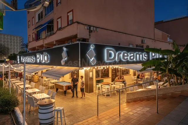 Local con licencia de café-concierto y gran terraza en el co