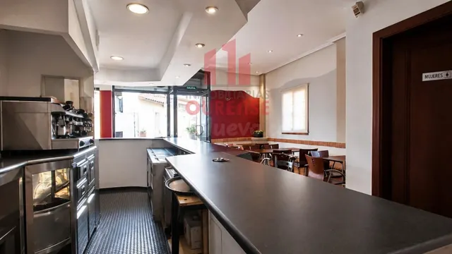 LOCAL ACONDICIONADO COMO CAFETERÍA EN LA ZONA DE CAMELIAS.
