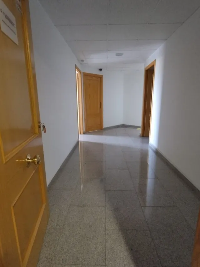 ENTRESUELO PARA OFICINAS JUNTO CENTRO COMERCIAL VEGA PLAZA — 28