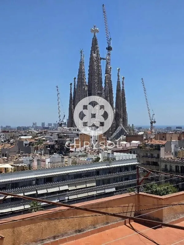 Fantástica vivienda reformada situada en calle Córcega con Nápoles. — 26