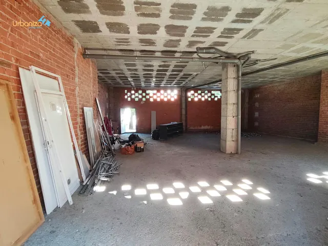 Local en bruto totalmente diafano con un amplio patio ideal para cualquier tipo de negocio — 6