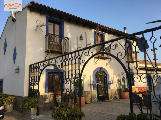 CORTIJO ESPECTACULAR CON JARDINES PUEDE SER PARA CASA RURAL 