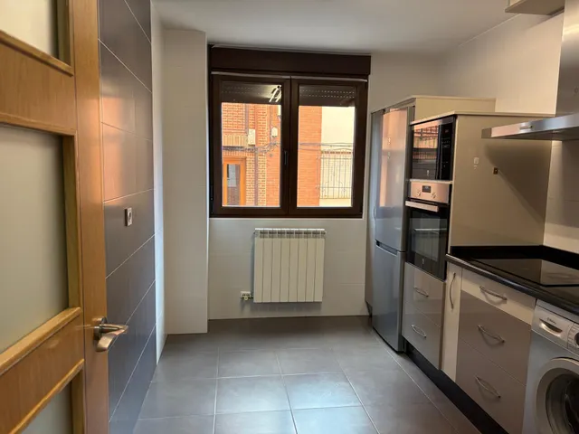 SE VENDE APARTAMENTO SEMINUEVO EN VALENCIA DE DON JUAN, COCINA AMUEBLADA, 2 HAB., SALÓN,  2 BAÑOS, TRASTERO, ASCENSOR Y PLAZA DE GARAJE. — 4
