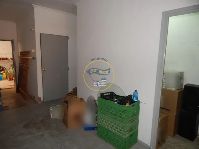 Dos locales colindantes, con patio, en Ontinyent. — 10