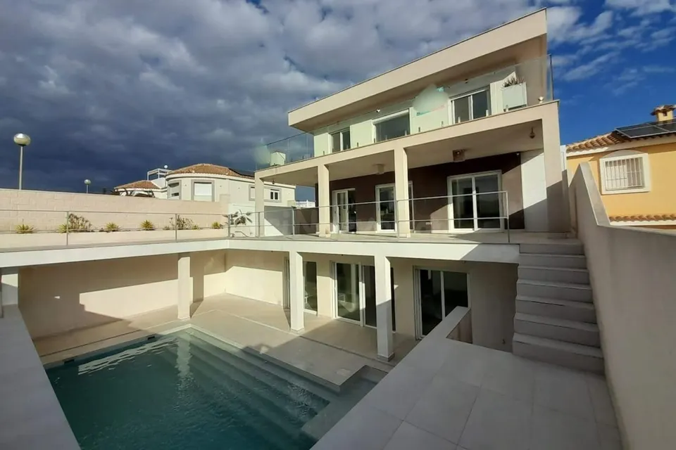Casa pareada de grandes espacios y calidad