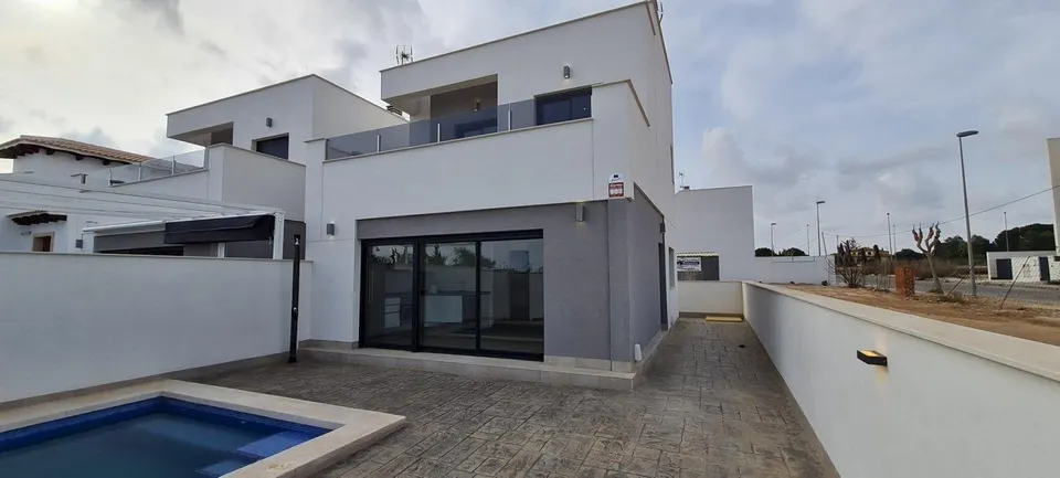 Villa Independiente con 3 dormitorios y piscina privada a la venta en Villamartin(orihuela Costa)