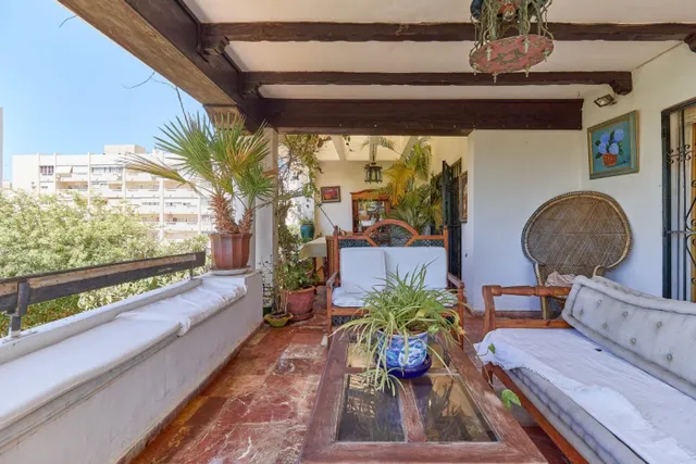 VENTA DE VILLA PAREADA EN EL CENTRO DE MARBELLA. 8 DORMITORIOS, JARDÍN CON PISCINA Y PARKING. — 21