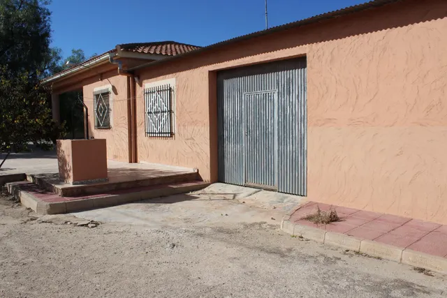 Te ofrecemos este chalet con casa de 200 metros cuadrados y 5.500 metros cuadrados de parcela! — 3