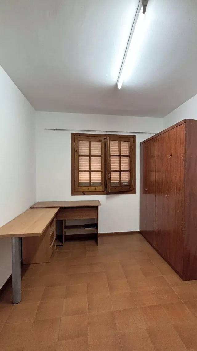 Piso de 4 habitaciones con garaje privado, dos balcones y vistas despejadas en el centro de Deltebre — 22