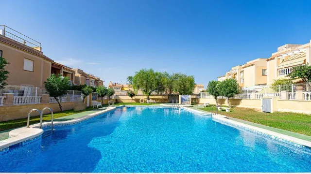 Bungalow en planta baja de 3 dormitorios con jardín y piscina comunitaria en Torrevieja — 2