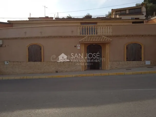 VENTA DE CASA EN UNA BONITA ZONA DE CREVILLENTE — 3