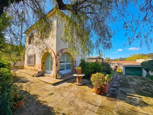 ¡Oportunidad única en Canyelles! Casa independiente con gran