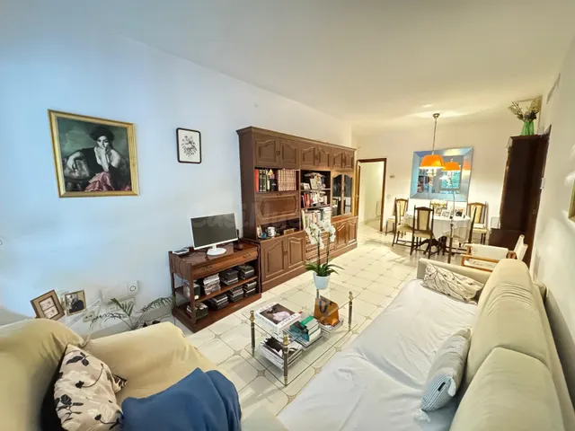 PISO DE 4 habitaciones Y DOS BAÑOS EN LA CALLE CALABRIA CERCA DEL SAGRADO CORAZÓN — 2