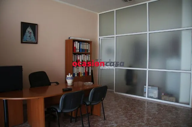 LOCAL COMERCIAL JUNTO AL MERCADO — 4
