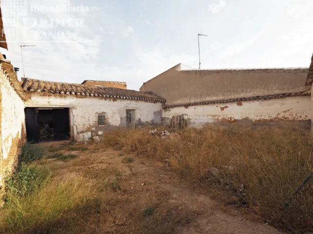 SE VENDE SOLAR 291 m2 y 11 de fachada junto a Avda Juan Carl