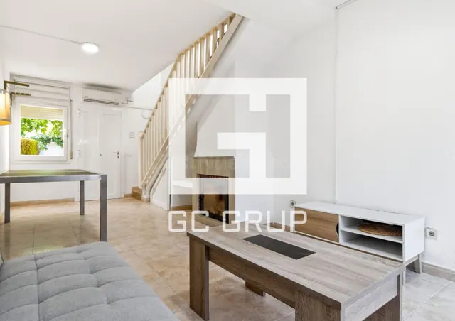 Casa en urbanización Port Estrella con jardín privado y pisc